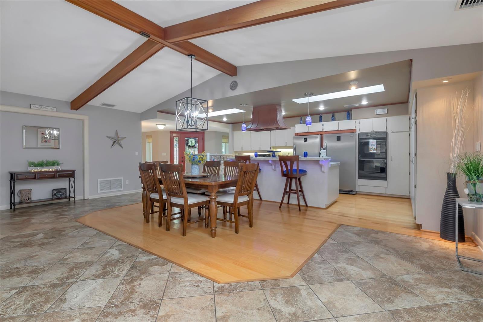 8233 FOREST CIR, SEMINOLE, FL, 33776