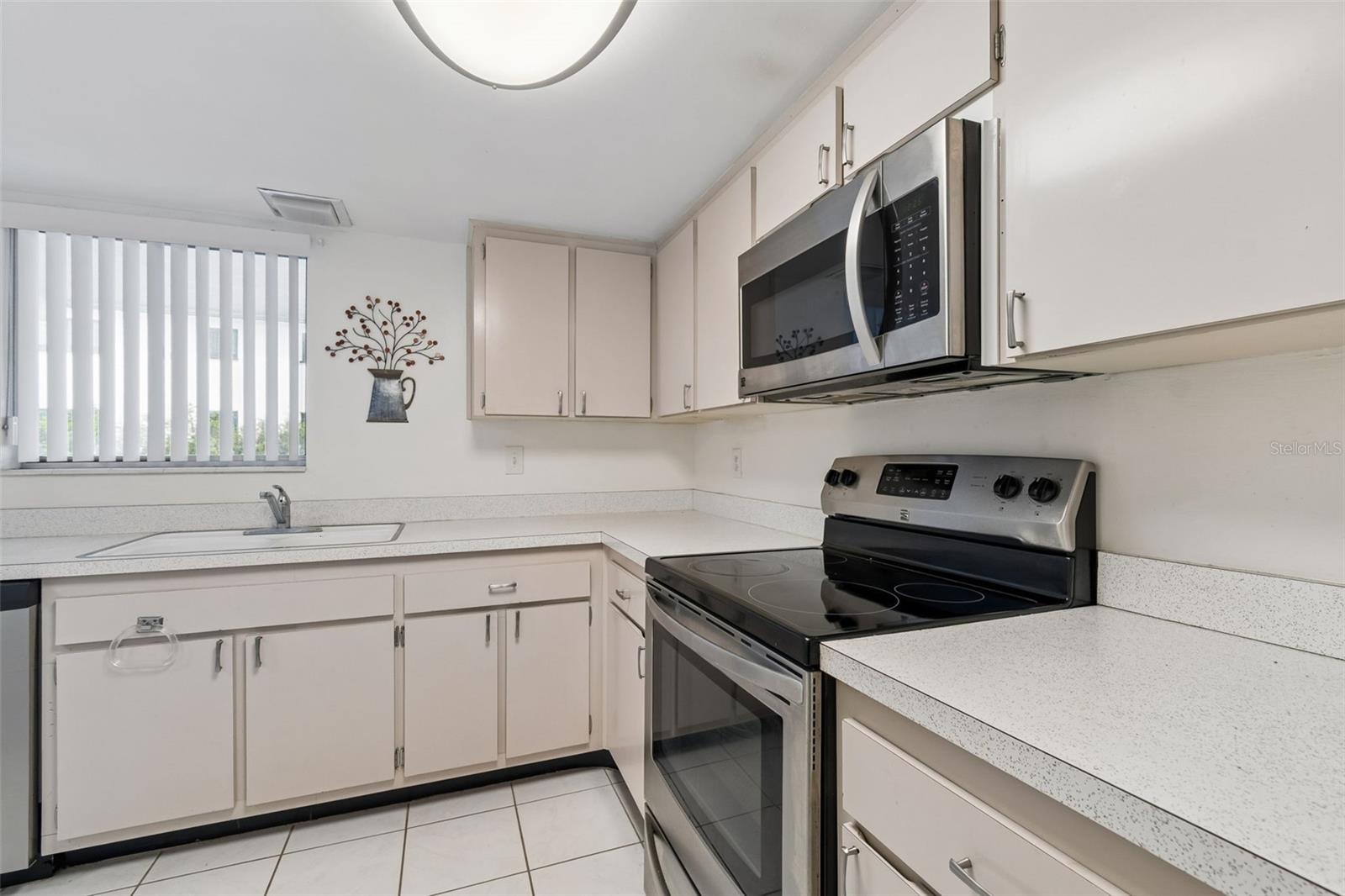 2944 W BAY DR #106, BELLEAIR BLUFFS, FL, 33770