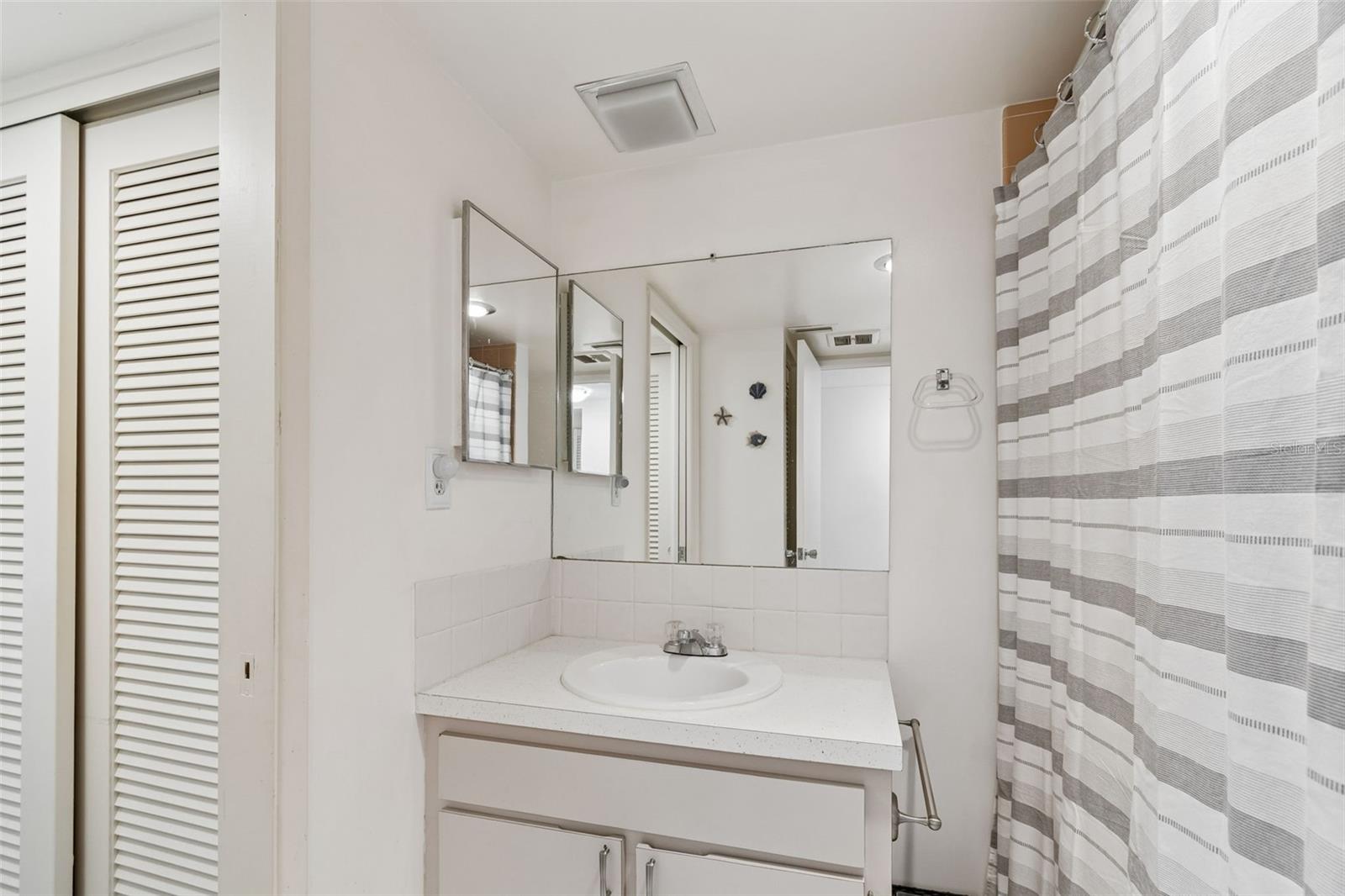 2944 W BAY DR #106, BELLEAIR BLUFFS, FL, 33770