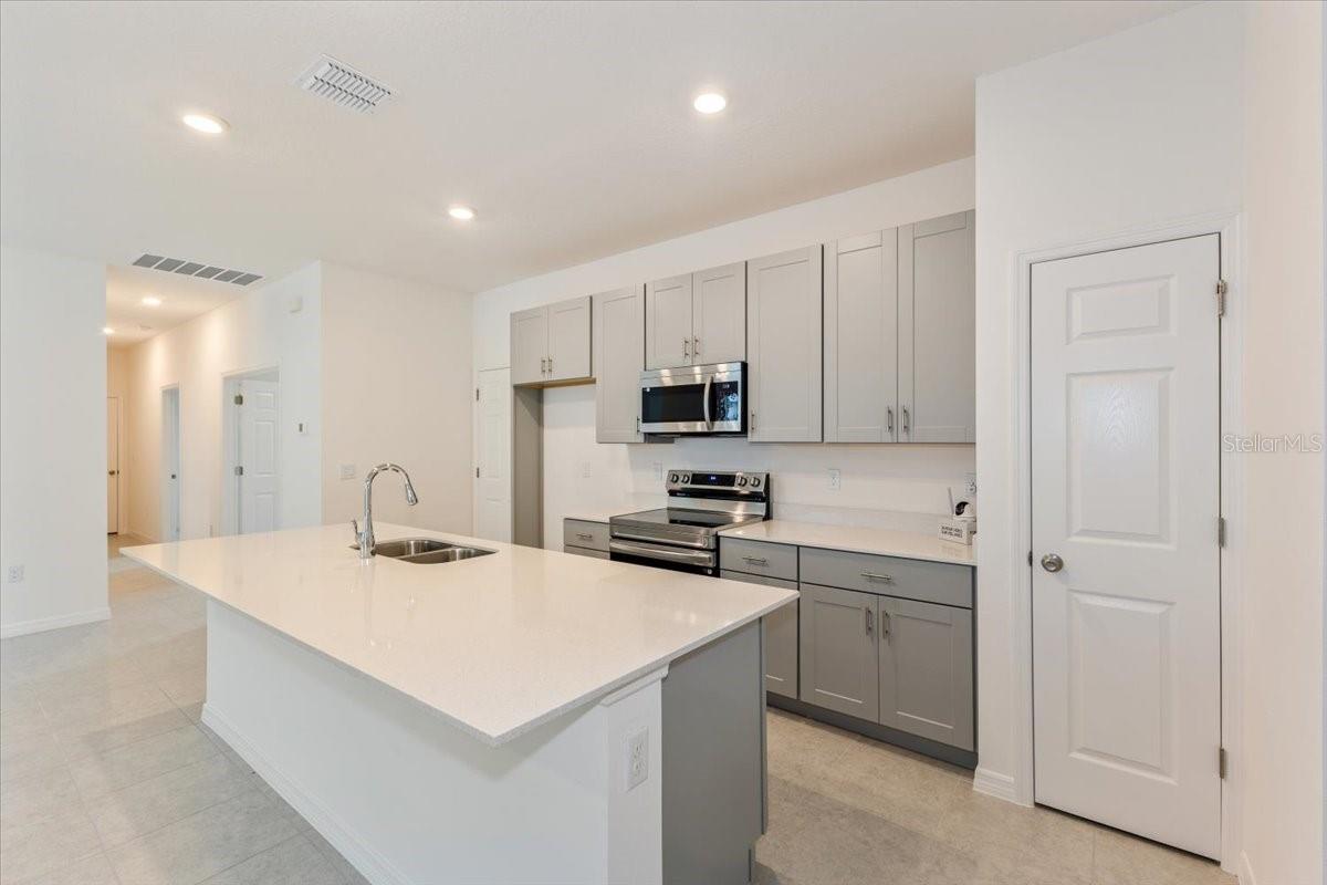 243 FREDERICKSBURG AVE, ORANGE CITY, FL, 32763