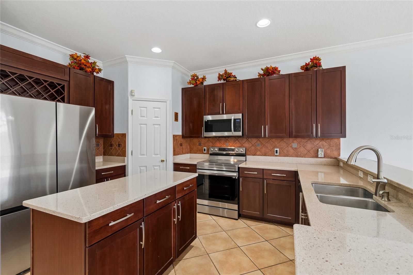 8840 CAMERON CREST DR, TAMPA, FL, 33626