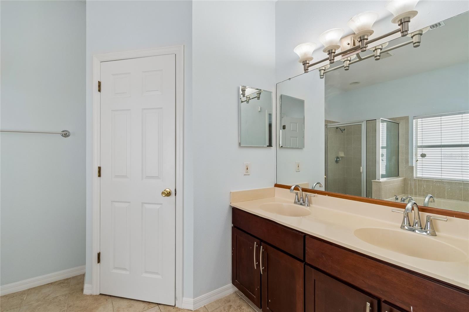 8840 CAMERON CREST DR, TAMPA, FL, 33626