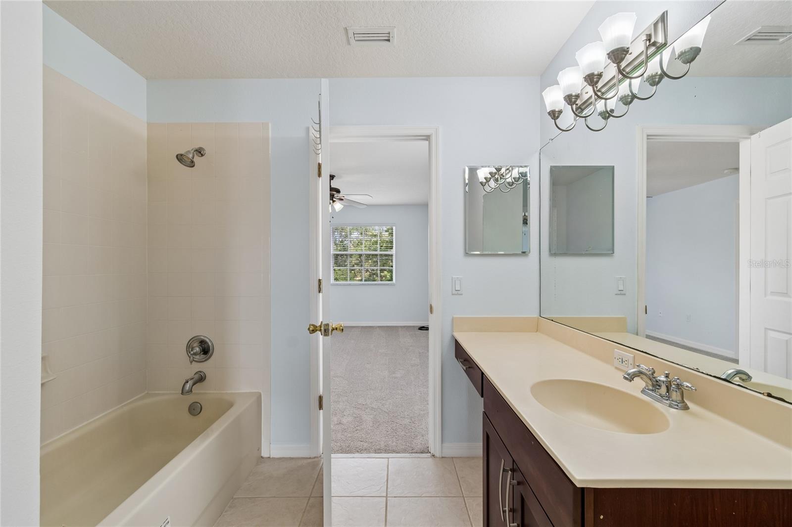 8840 CAMERON CREST DR, TAMPA, FL, 33626