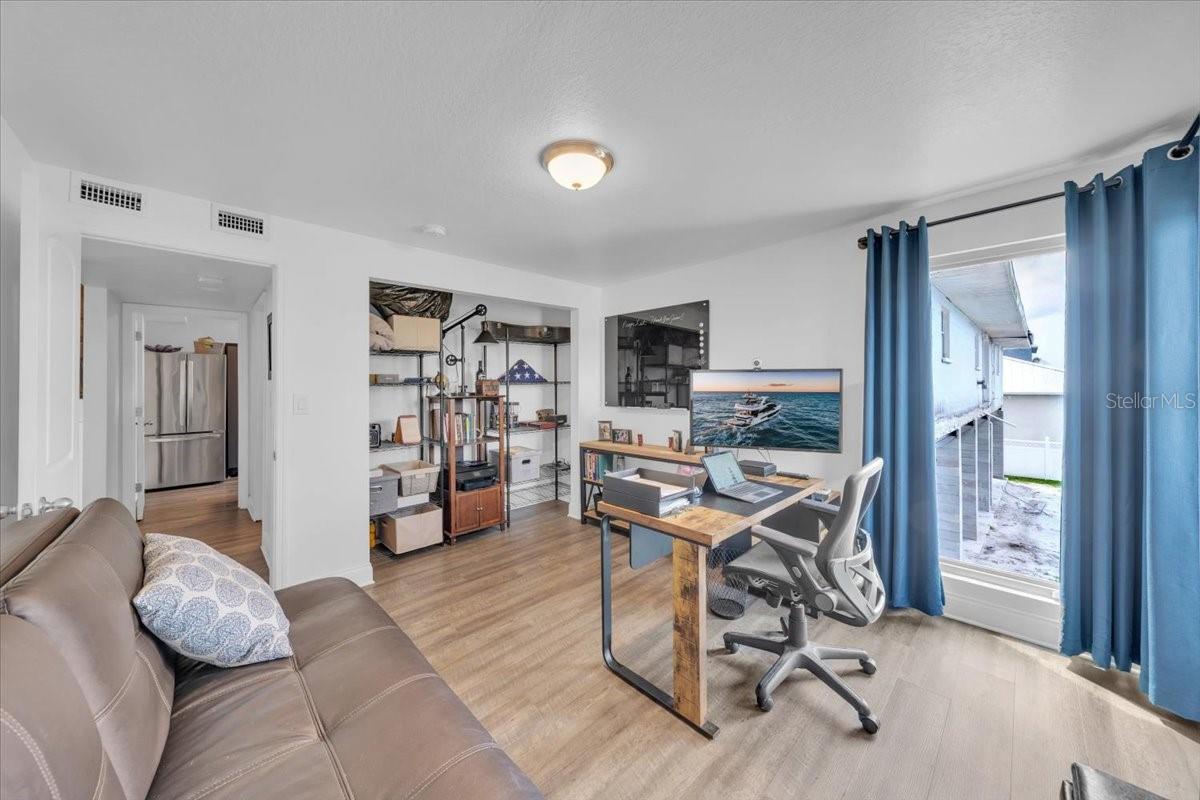 Guest house study room