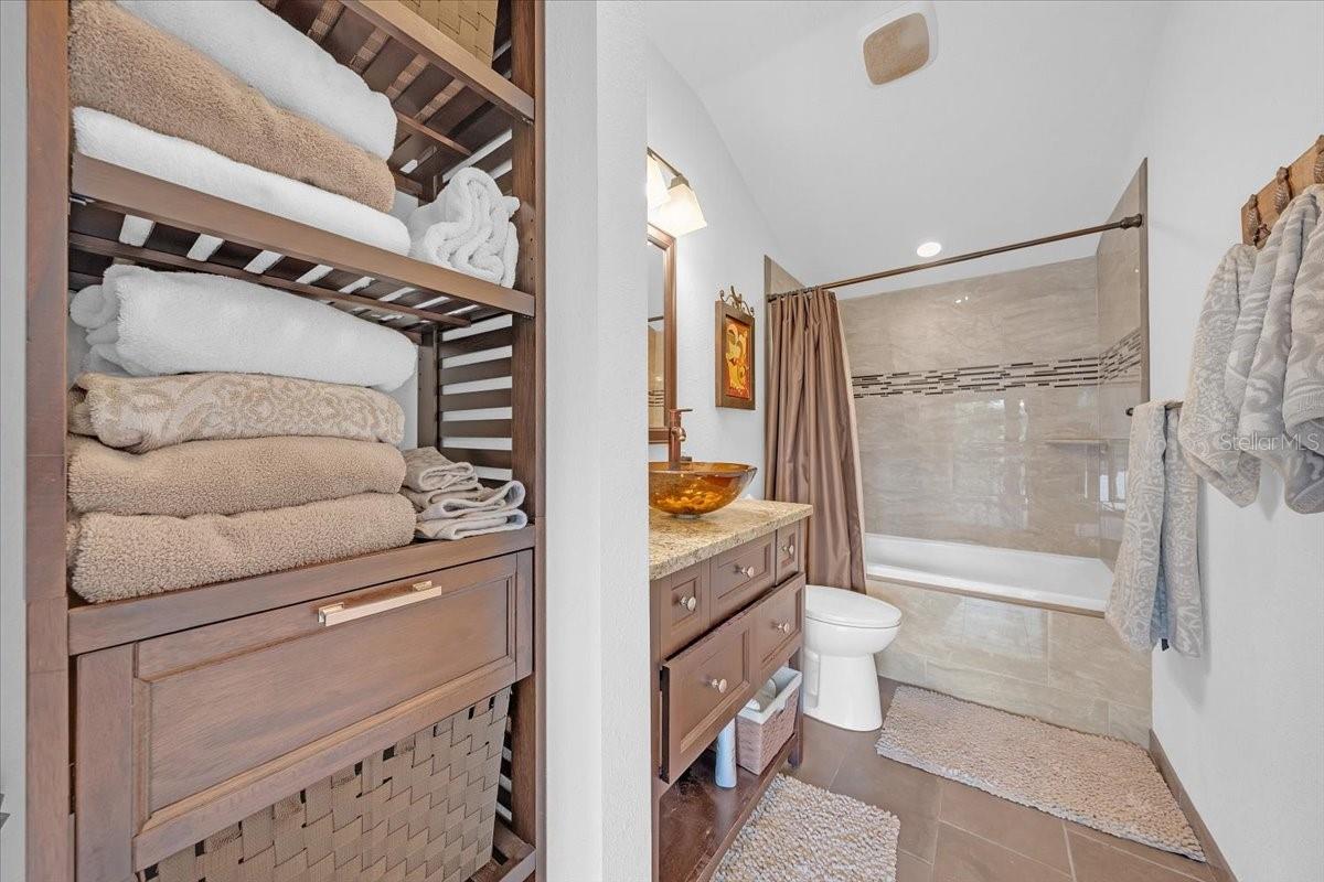 Another bathroom with tub