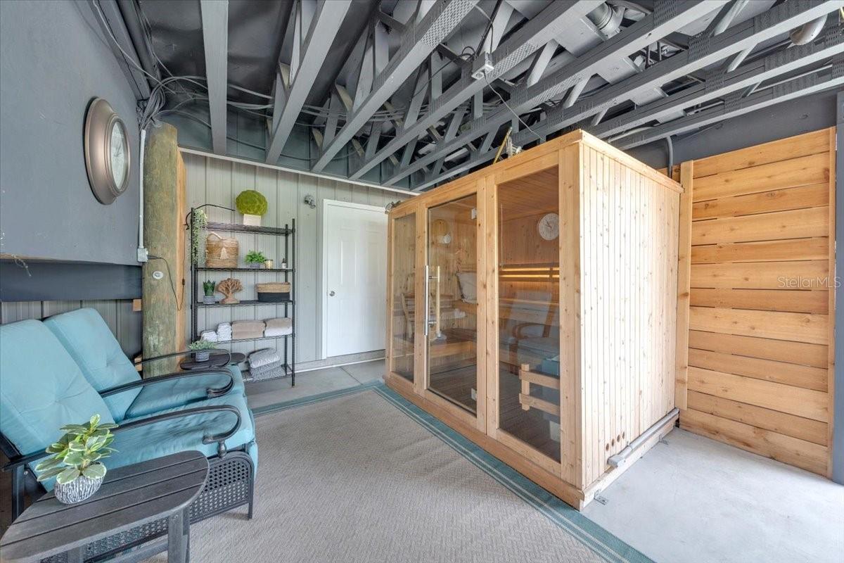 6-person sauna for wellness and relaxation.