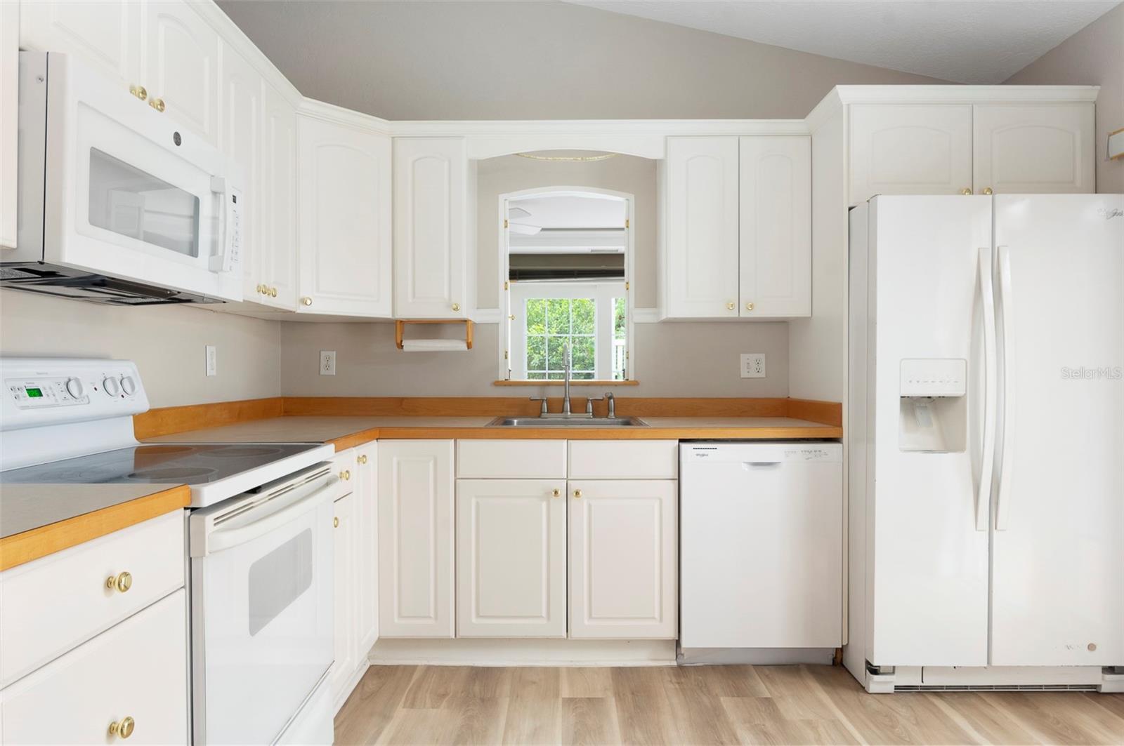 Kitchen withpass through to Bonus room