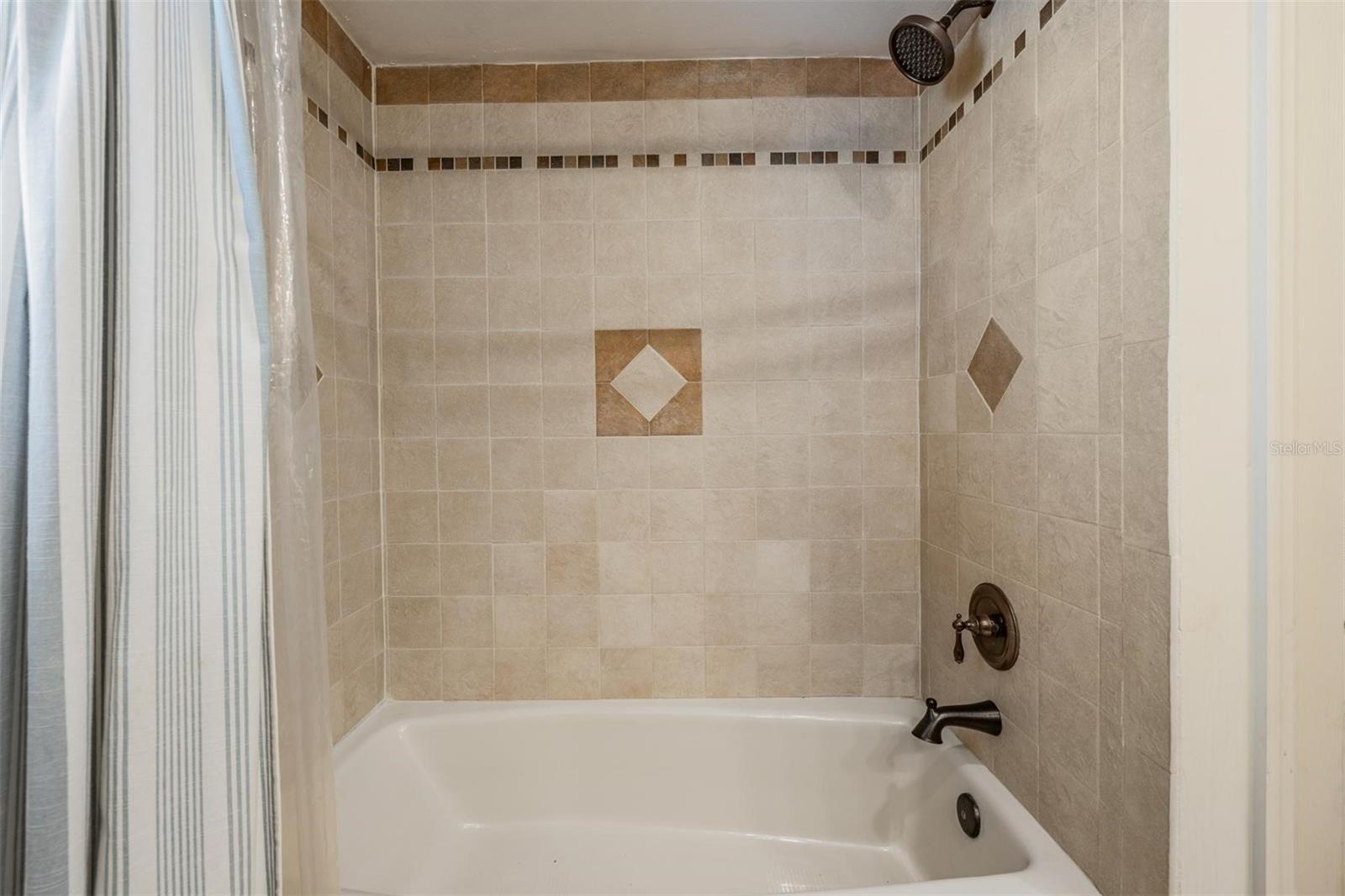 Bathroom 2 shower / tub