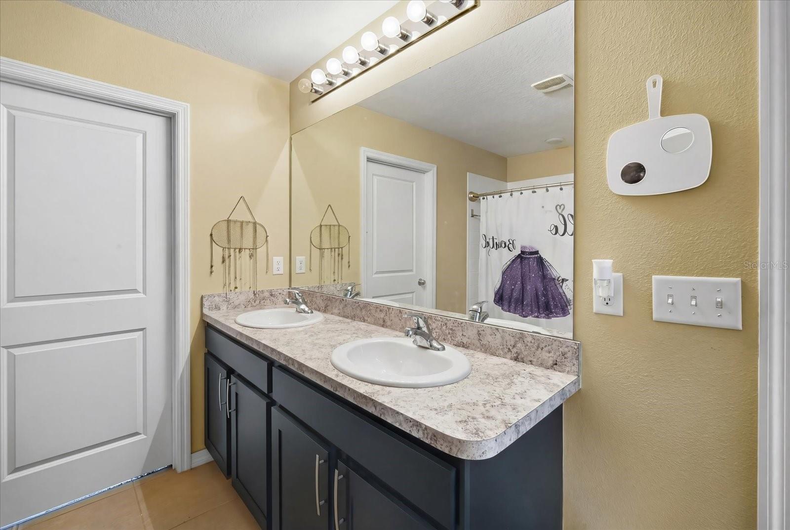 8201 BILSTON VILLAGE LN, GIBSONTON, FL, 33534