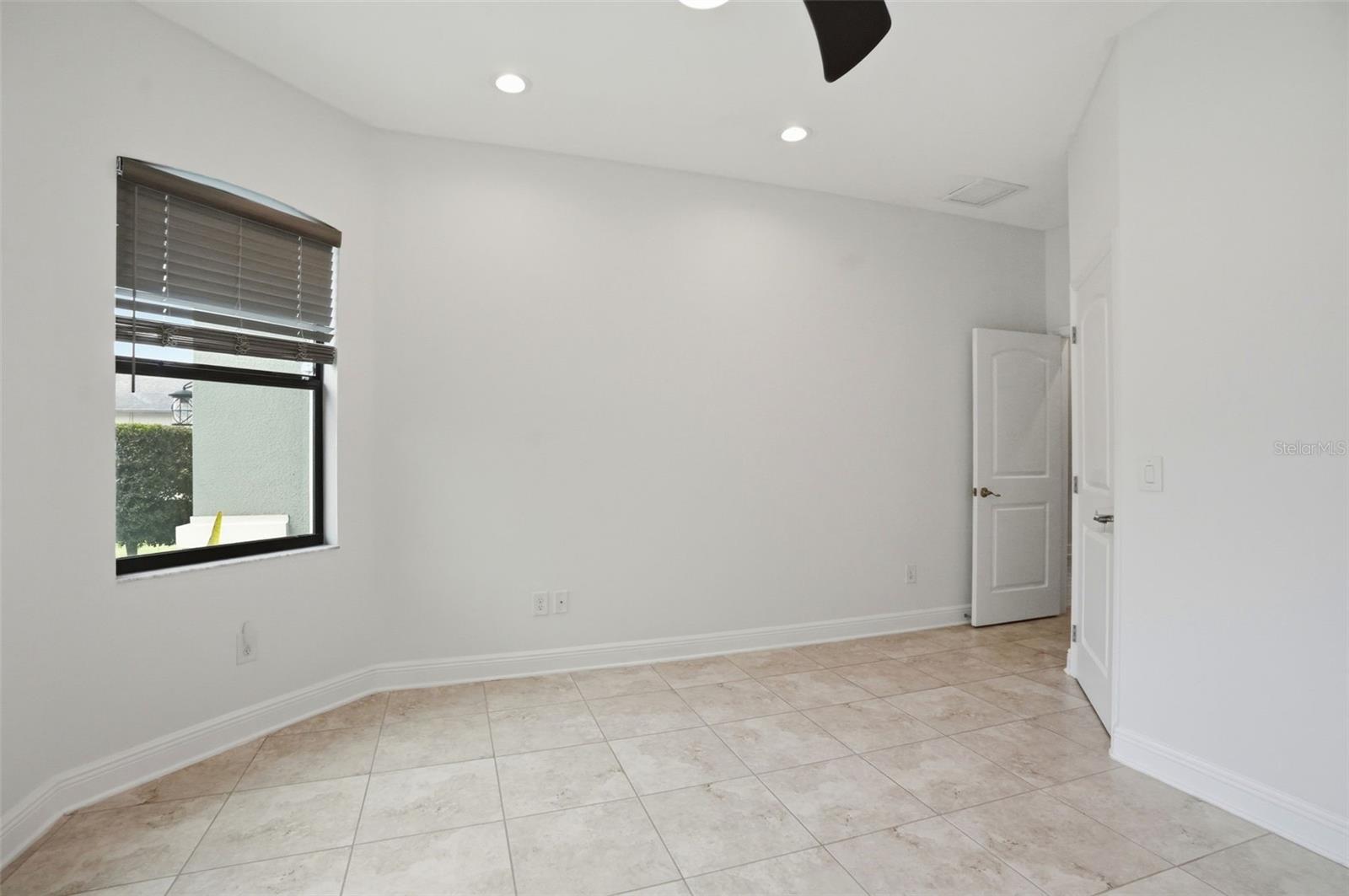 2nd bdrm looking towards the door/ closet