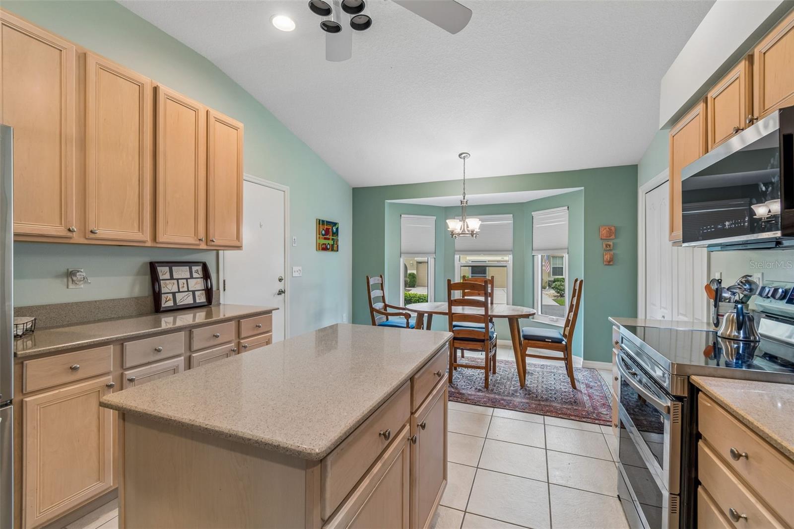 Island!! a chef's delight! &  great storage!