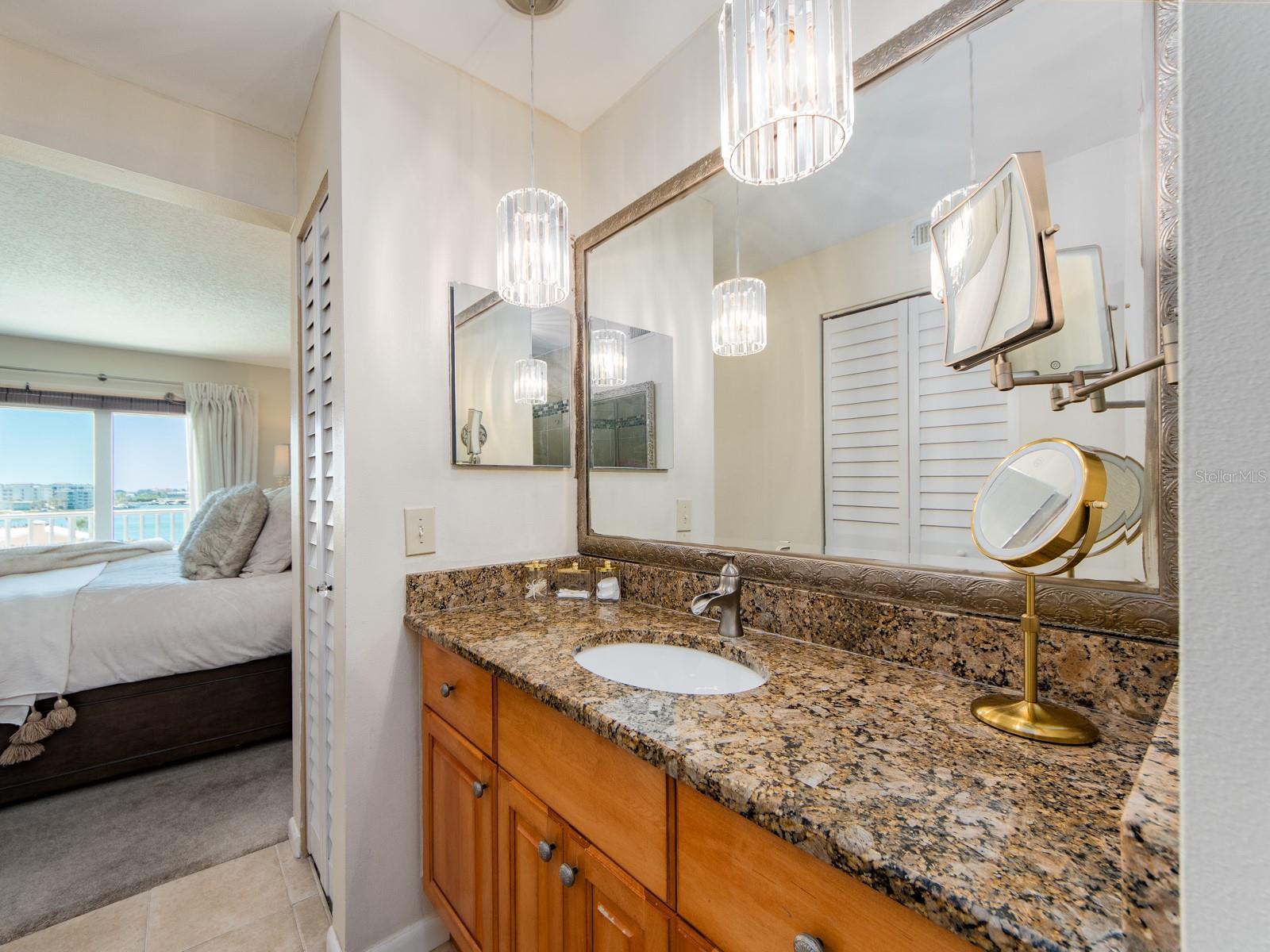 En-Suite Vanity w/tons of Storage