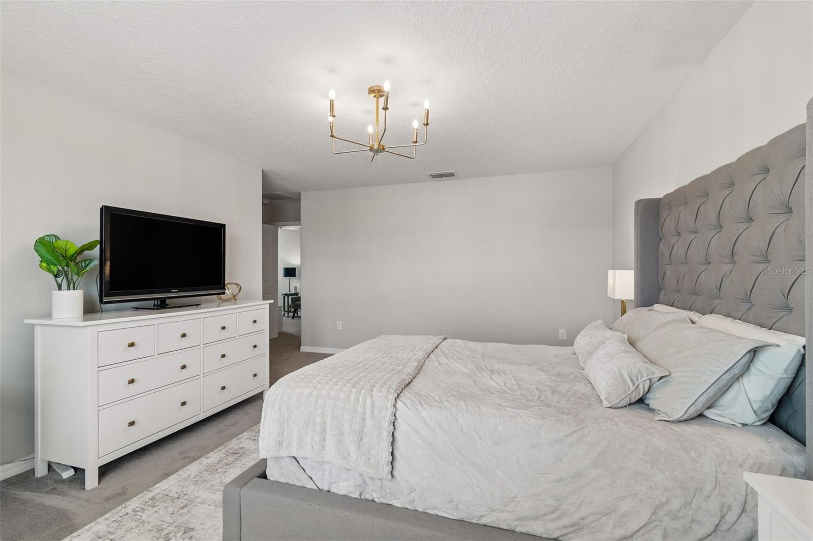 King size bed fits easy