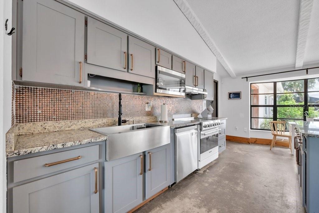 7820 LITHIA PINECREST RD, LITHIA, FL, 33547