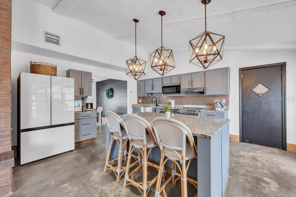 7820 LITHIA PINECREST RD, LITHIA, FL, 33547