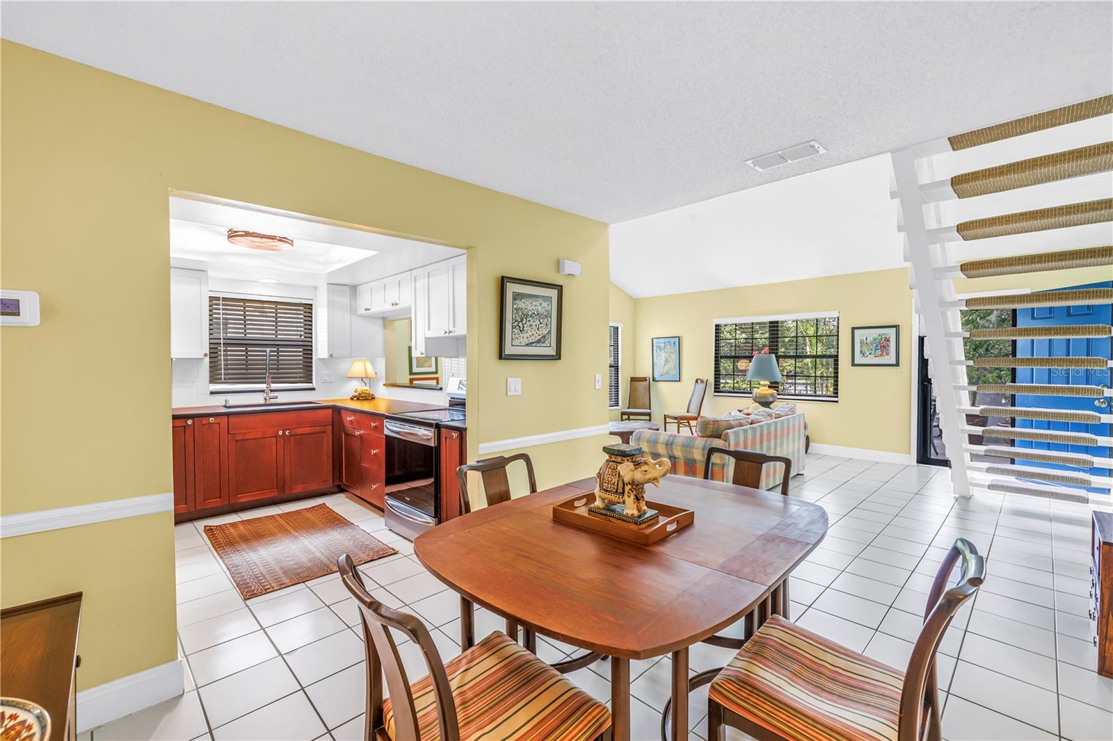 Dining area & kitchen