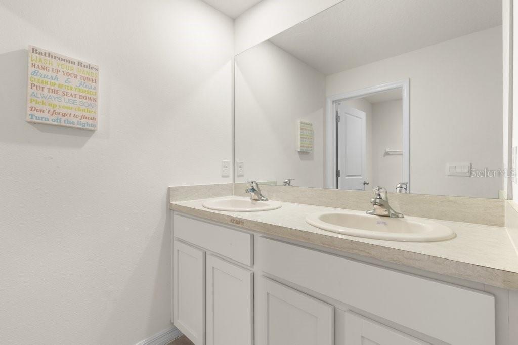 5439 LOGAN CAVE AVE, WIMAUMA, FL, 33598
