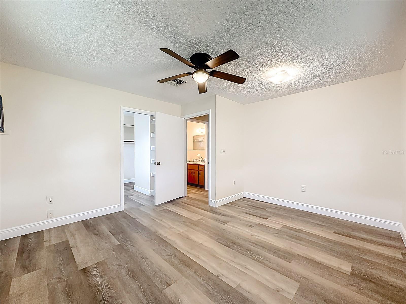 615 THIRD AVE, LADY LAKE, FL, 32159