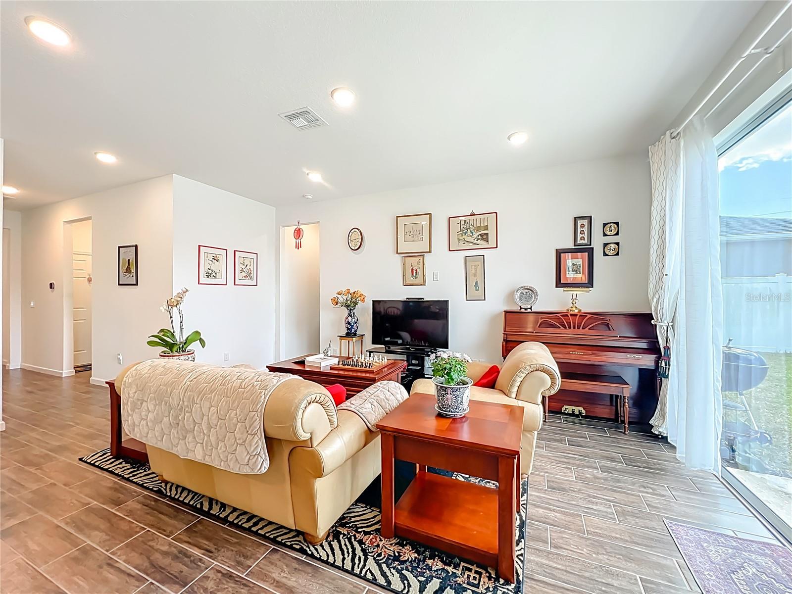 8560 COMPASS POINT AVE, ORLANDO, FL, 32832