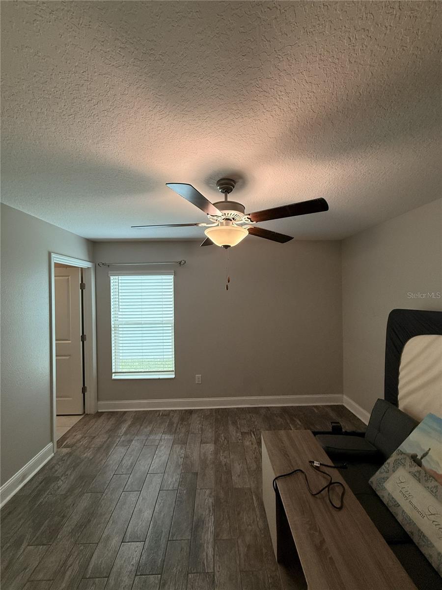 Bedroom 4 with En-suite bathroom & Walk-in closet