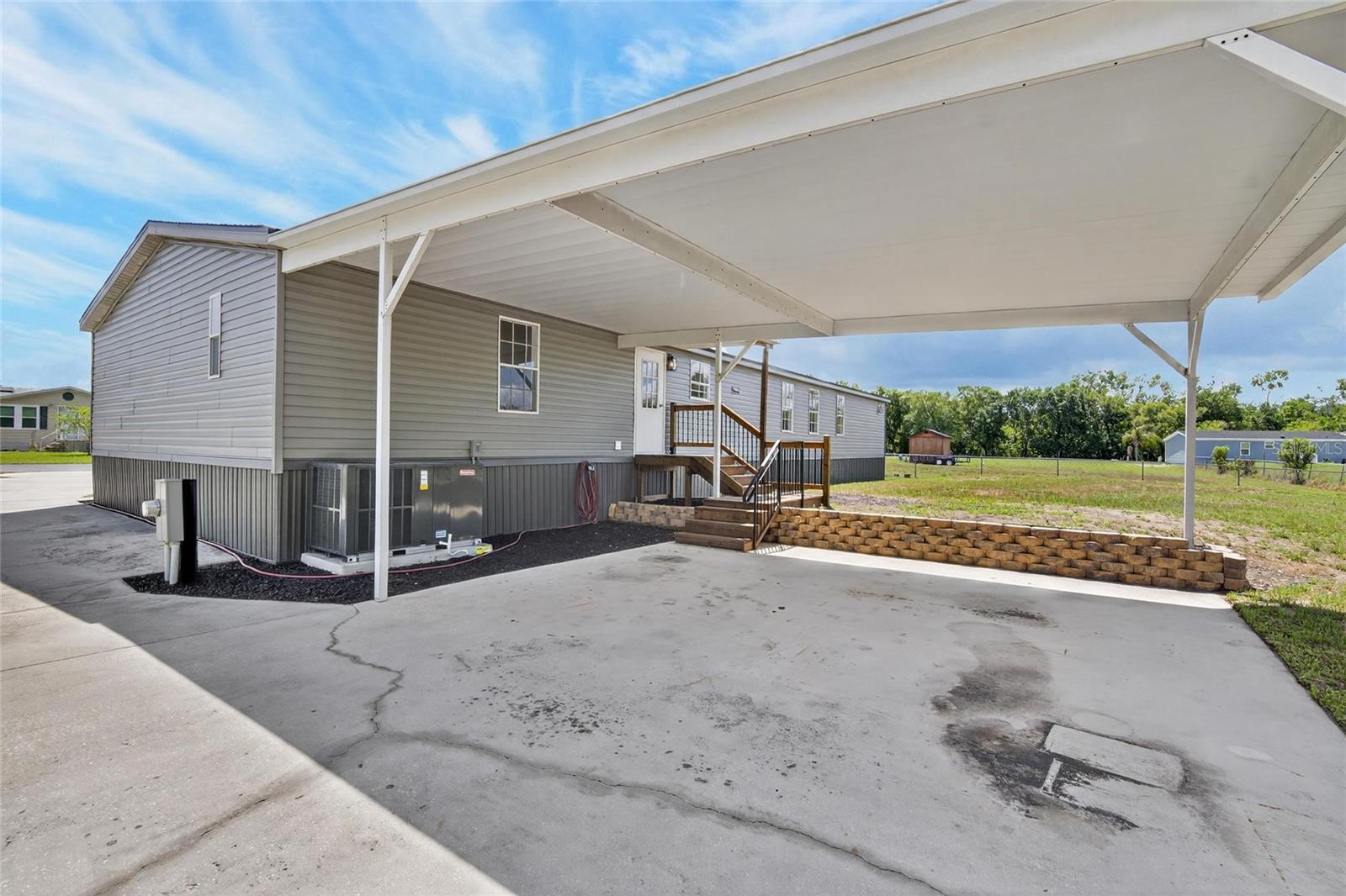 9150 WOOD TERRACE DR, TAMPA, FL, 33637