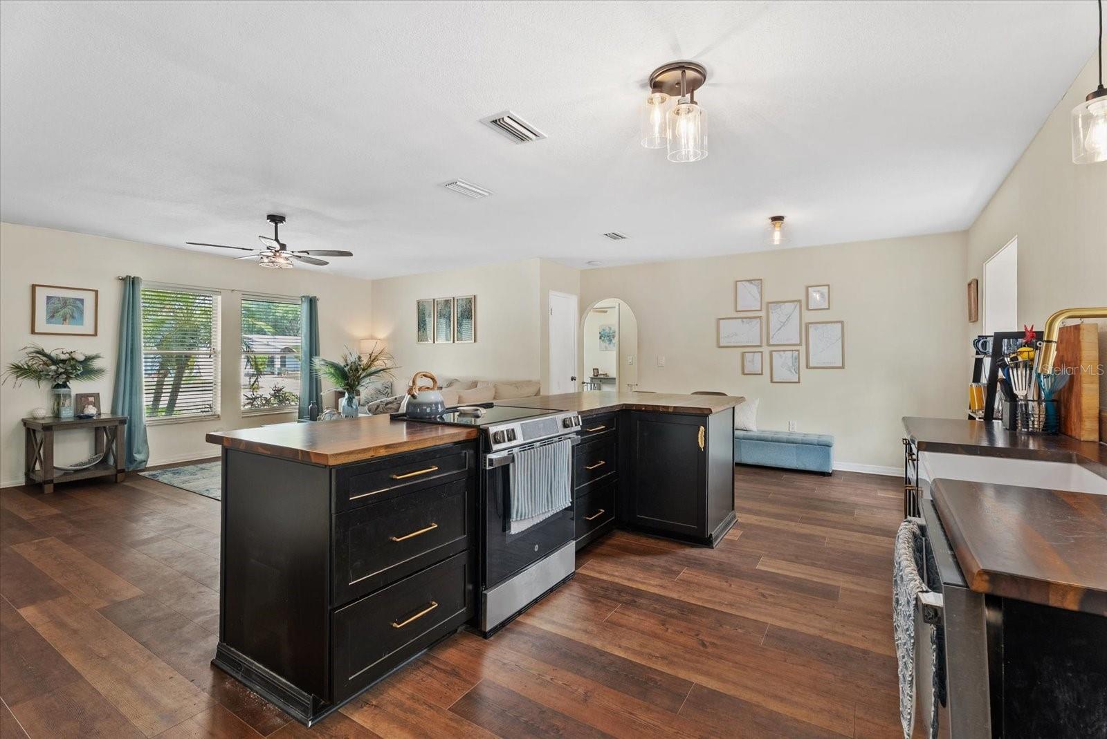816 QUEEN PALM LN, SARASOTA, FL, 34243