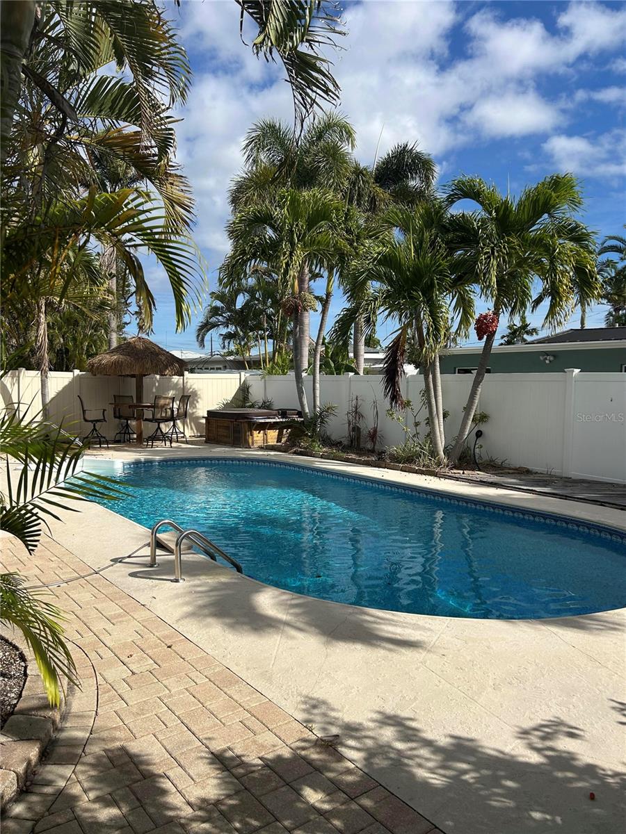 717 SUNSET CV, MADEIRA BEACH, FL, 33708