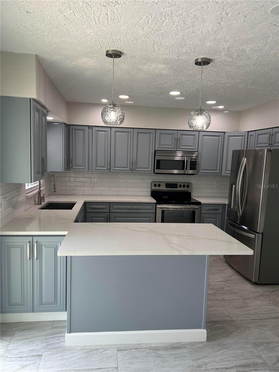 717 SUNSET CV, MADEIRA BEACH, FL, 33708