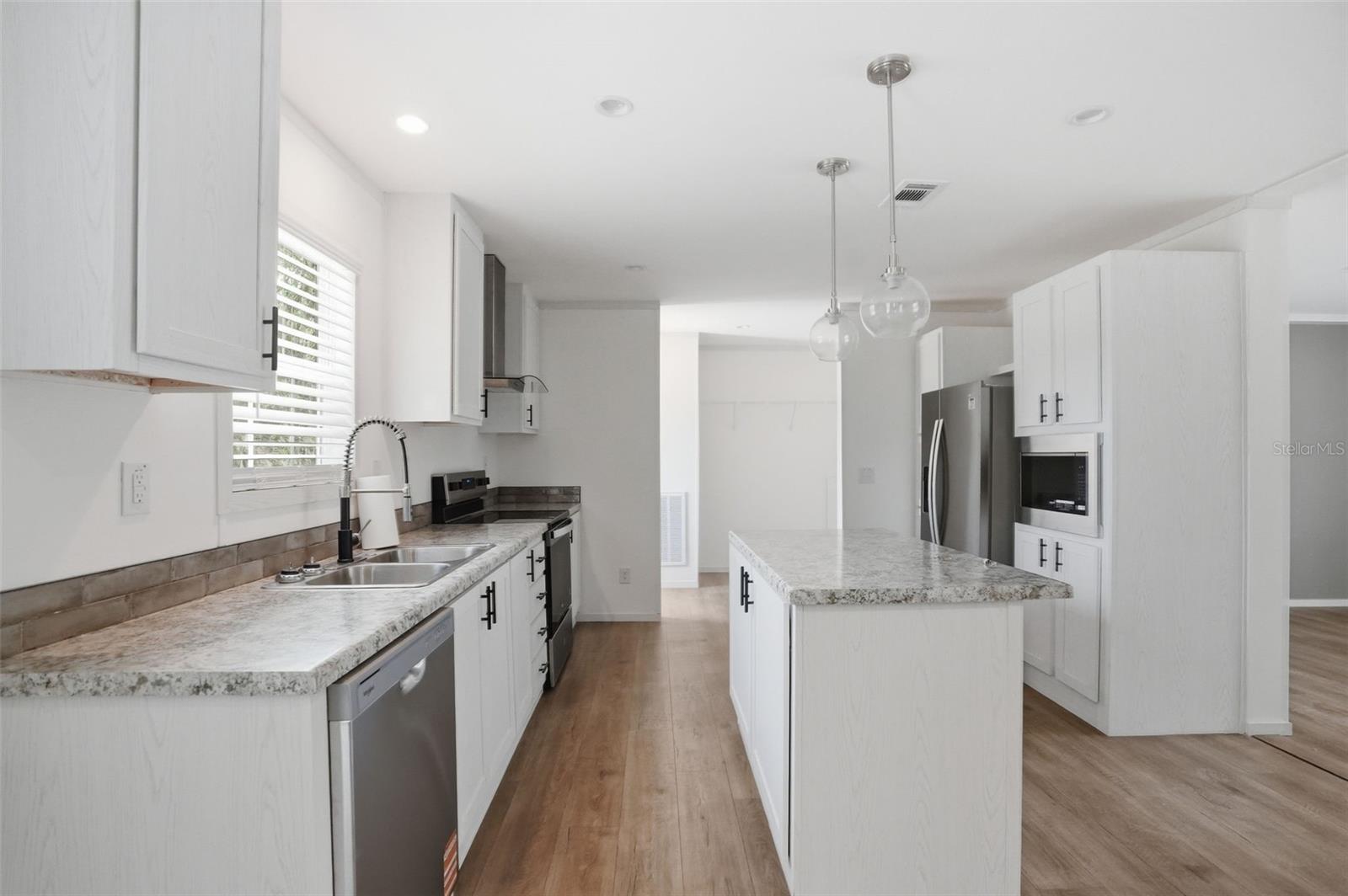 9533 ROUND LAKE DR, WEEKI WACHEE, FL, 34613