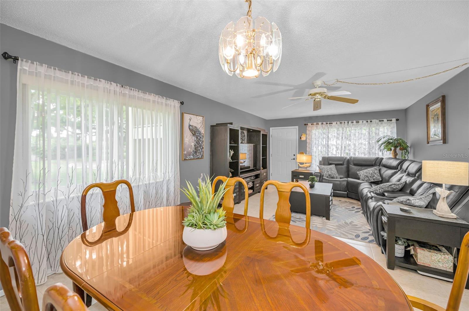 WELL LIT END UNIT WITH 2 EXTRA WINDOWS