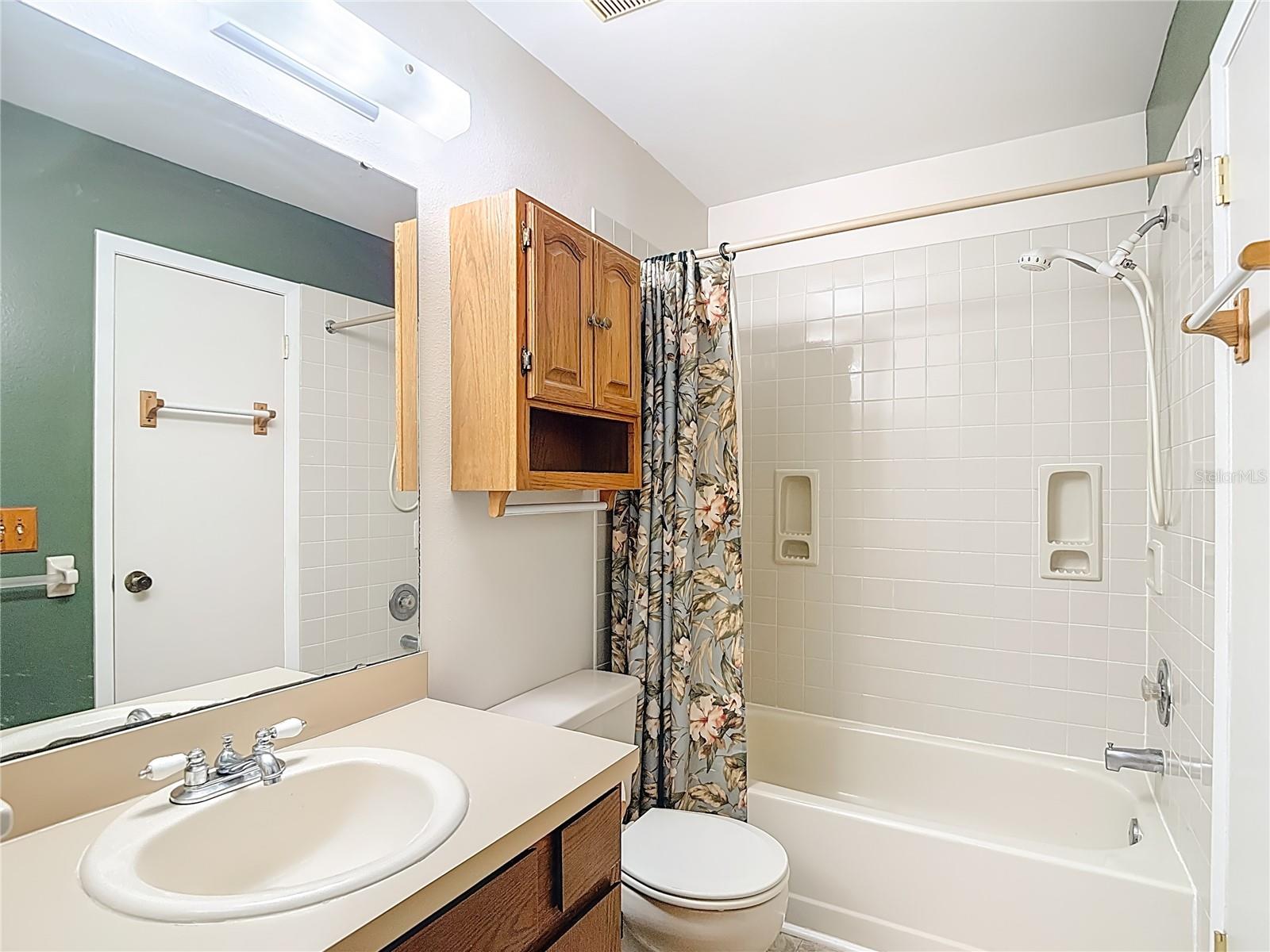 Jack & Jill Full Bathroom-access from Primary Bedroom & Hallway