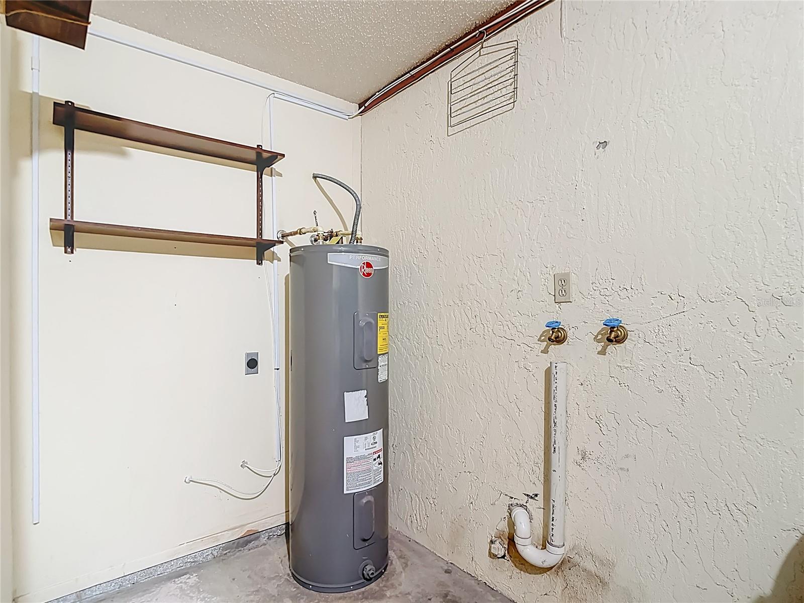 Garage w/washer/dryer hook up & water heater