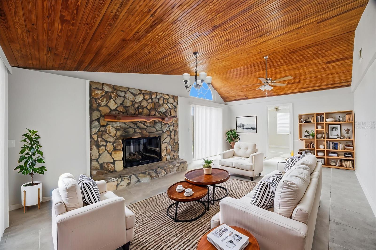 This photo has been Virtually Staged.