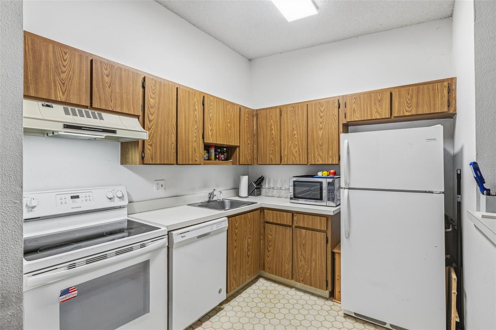 6015 LAKETREE LN #B, TEMPLE TERRACE, FL, 33617