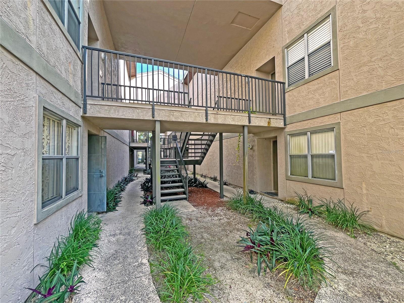 4207 WINDING MOSS TRL #208, TAMPA, FL, 33613