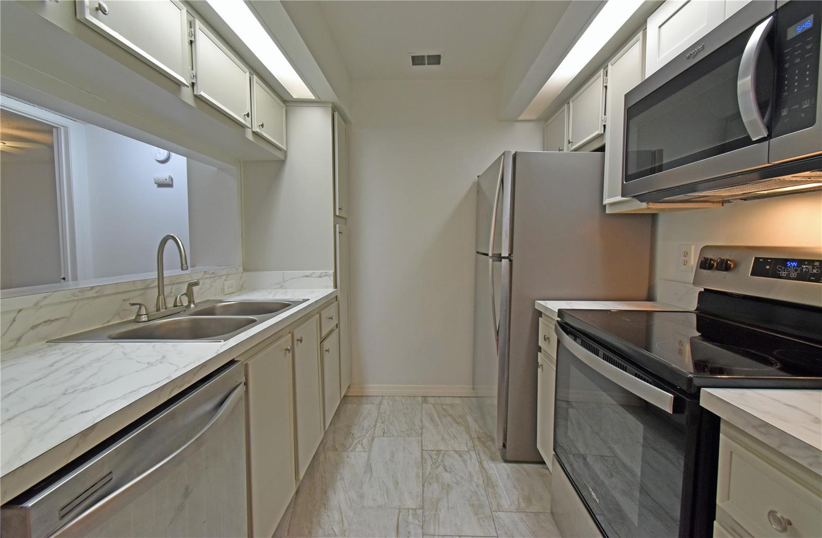 4207 WINDING MOSS TRL #208, TAMPA, FL, 33613