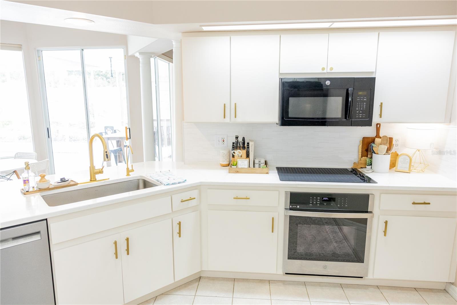 6305 S QUEENSWAY DR, TEMPLE TERRACE, FL, 33617