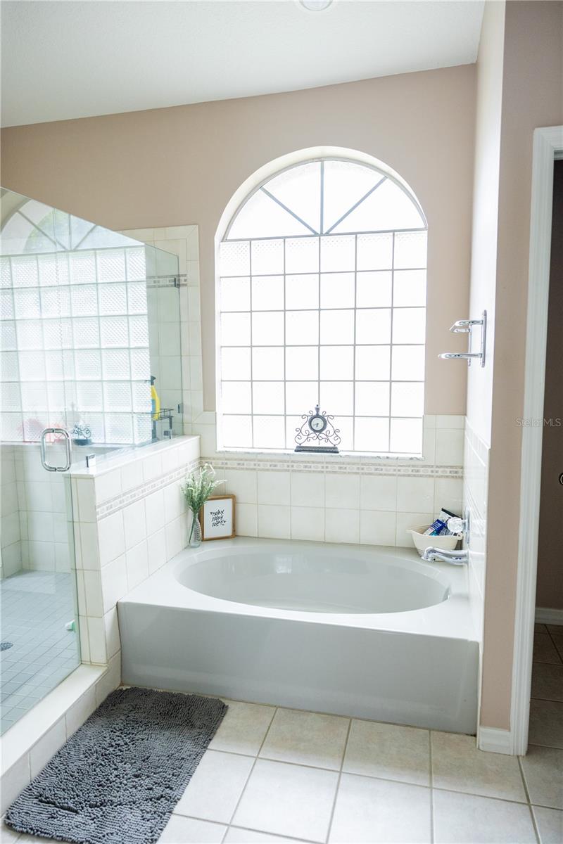 6305 S QUEENSWAY DR, TEMPLE TERRACE, FL, 33617