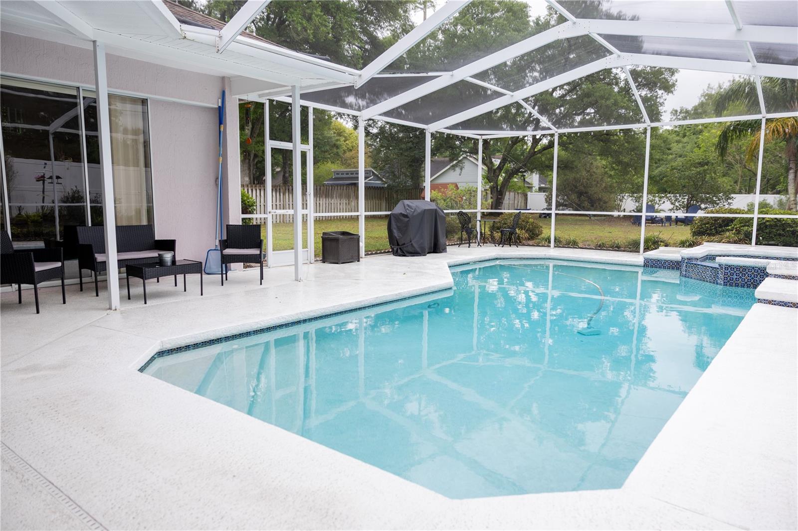 6305 S QUEENSWAY DR, TEMPLE TERRACE, FL, 33617