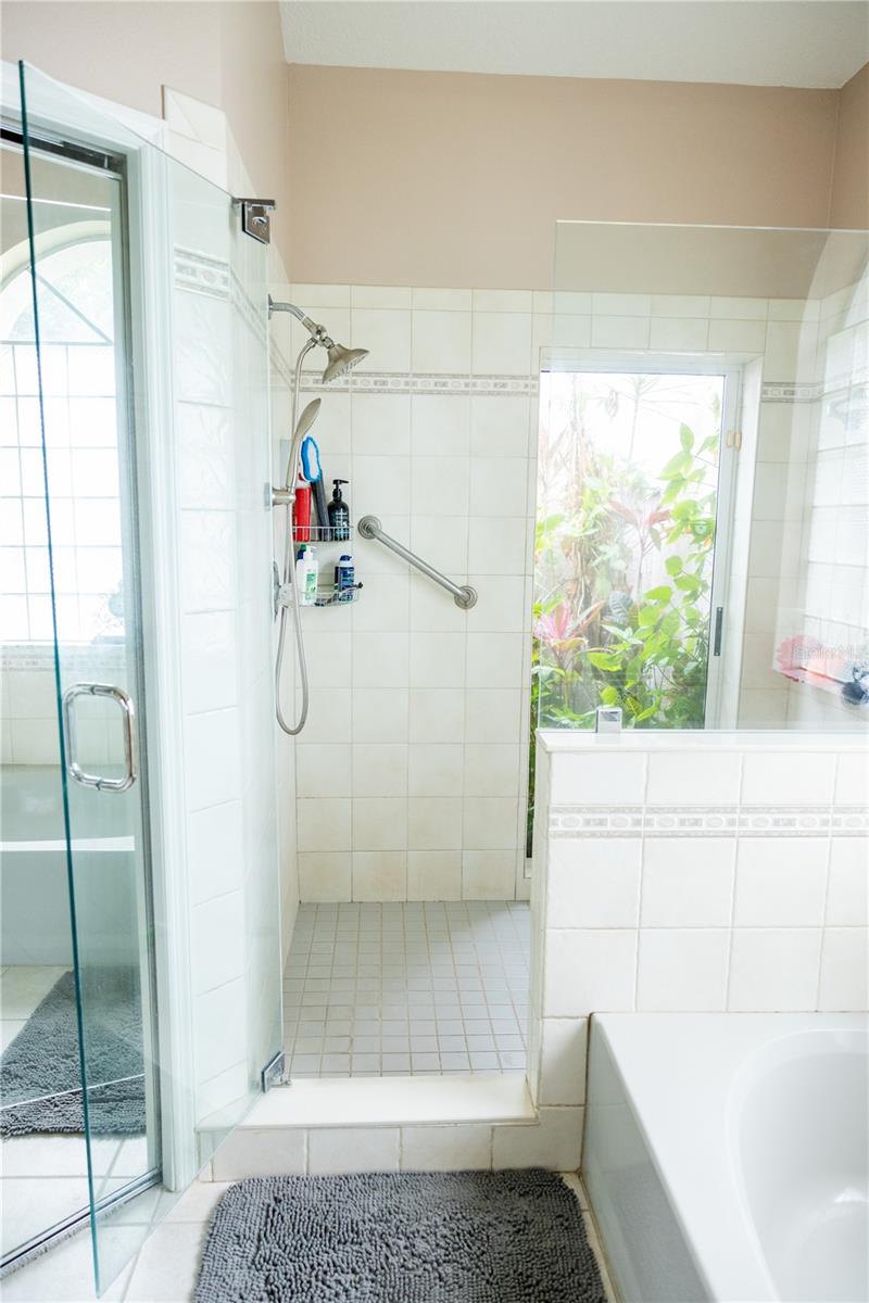 6305 S QUEENSWAY DR, TEMPLE TERRACE, FL, 33617