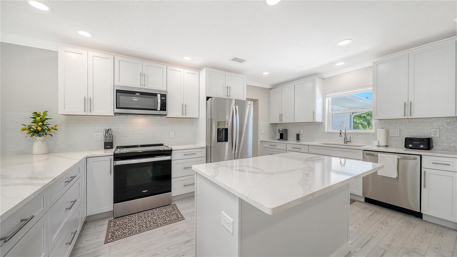 306 ISLAND CIR, SARASOTA, FL, 34242