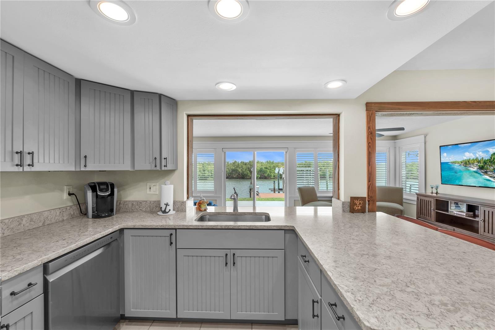 911 SILVER PALM WAY, APOLLO BEACH, FL, 33572