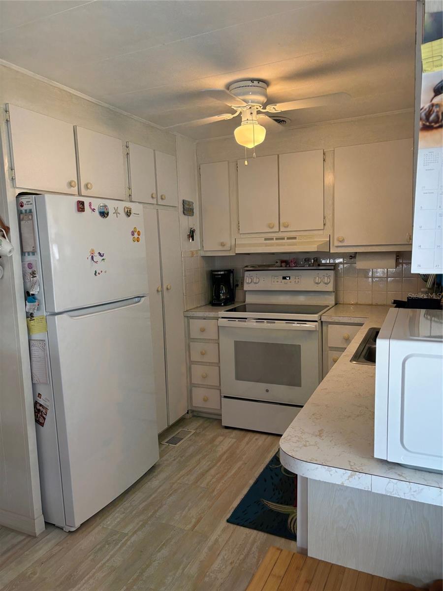 10297 N LAKE DR #79, LARGO, FL, 33773