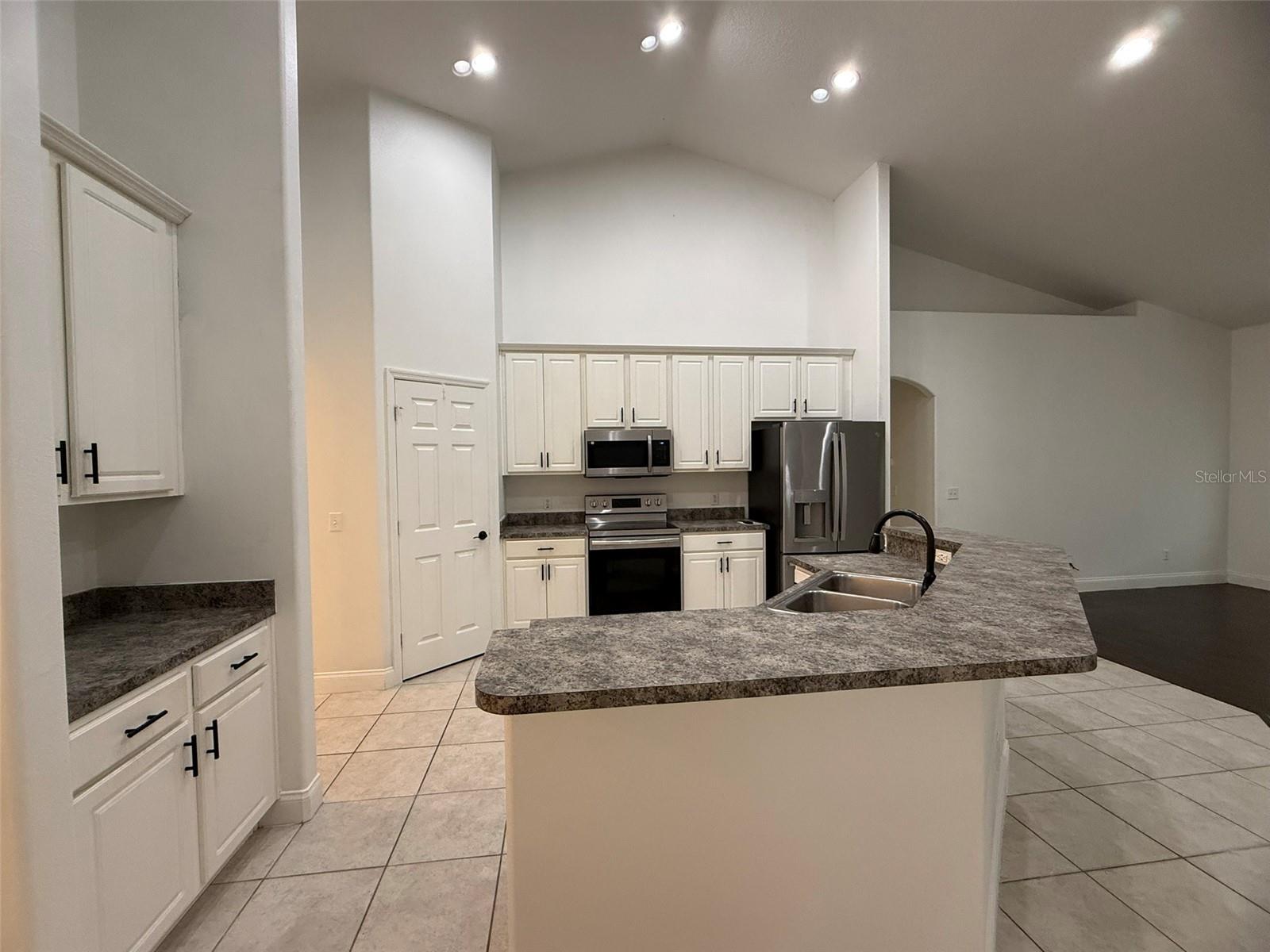 725 COUNTRY WALK CV, EAGLE LAKE, FL, 33839
