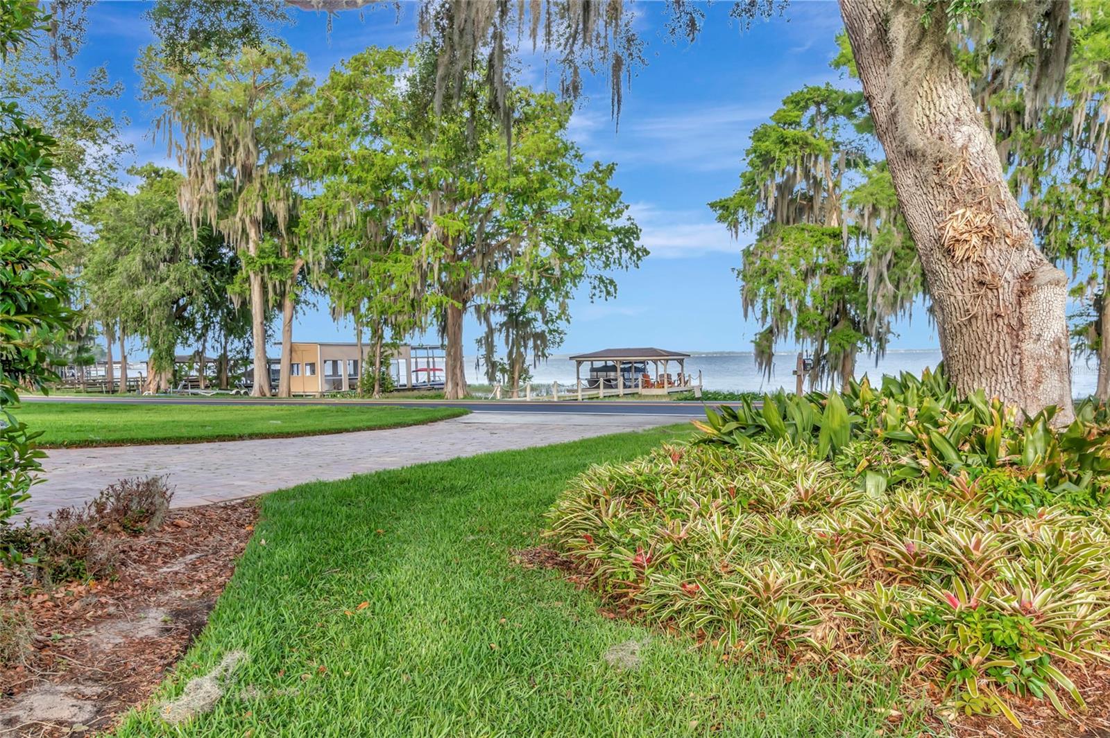 1215 LAKESHORE DR, EUSTIS, FL, 32726