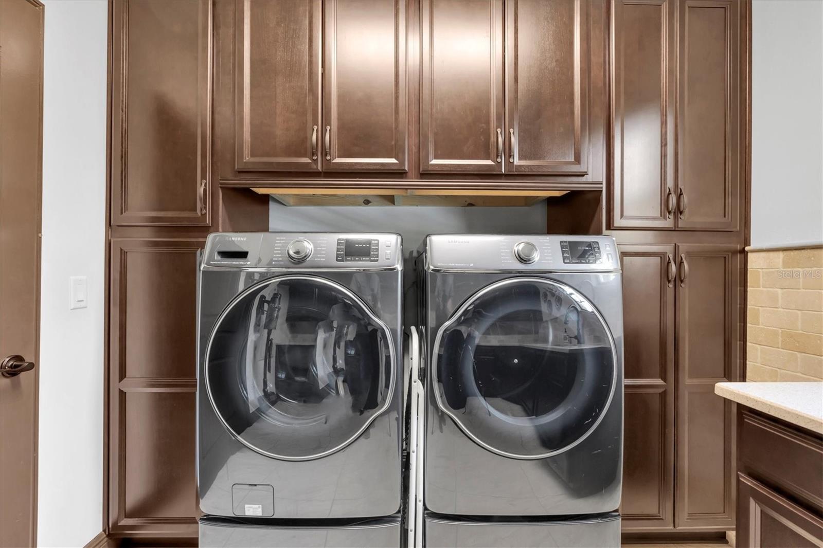 LAUNDRY WITH CABINETS