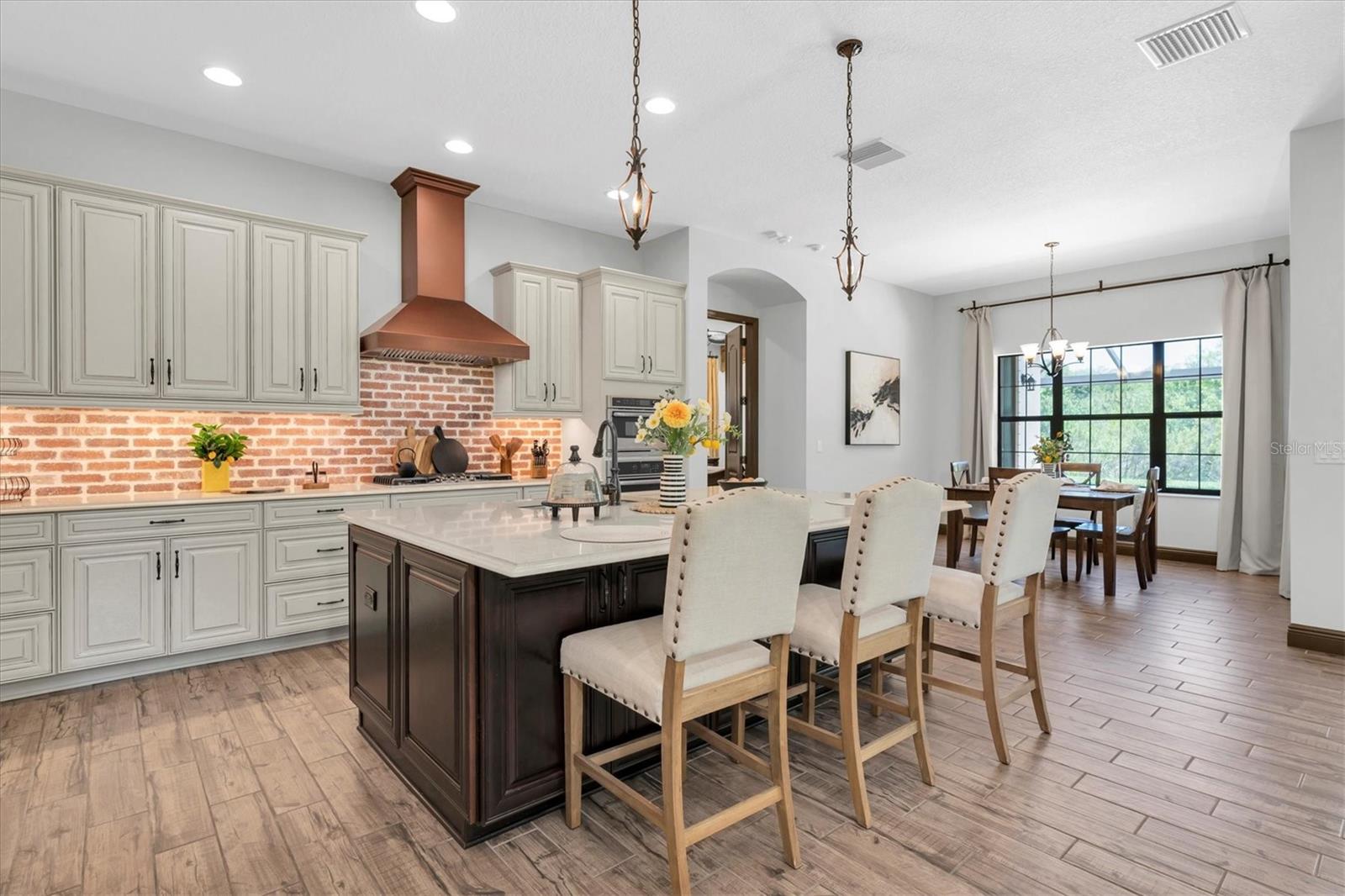 THE PERFECT KITCHEN TO ENTERTAIN WITH HIGH END APPLIANCES