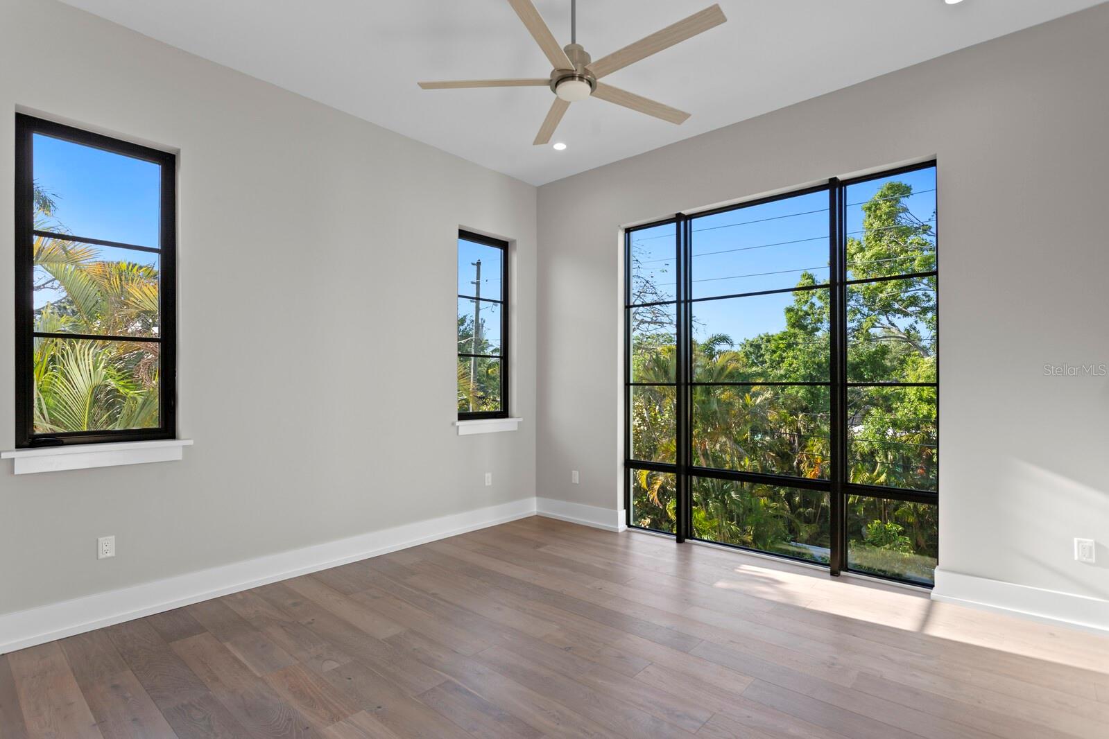 337 COFFEE POT DR NE, ST PETERSBURG, FL, 33704