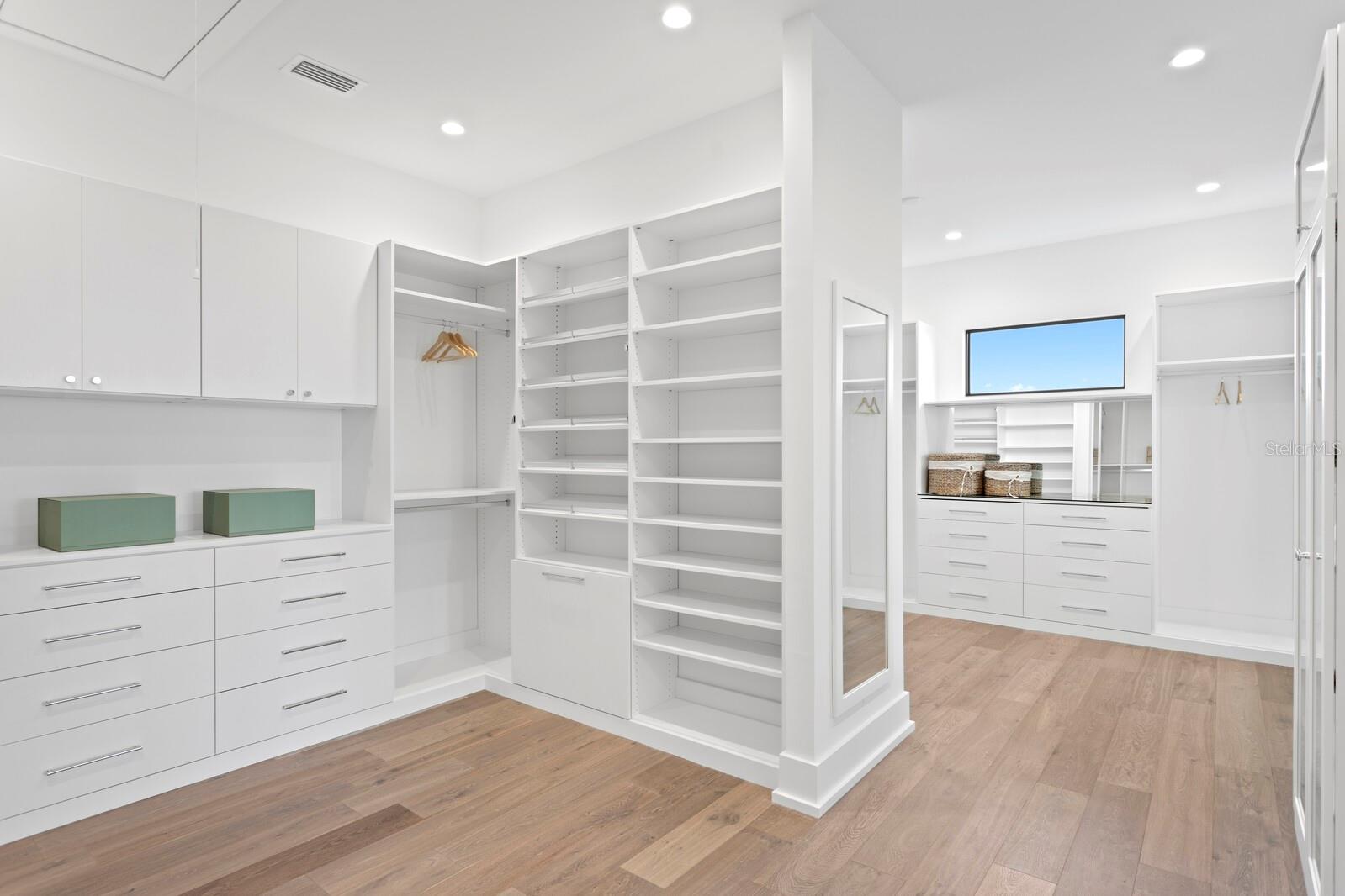 337 COFFEE POT DR NE, ST PETERSBURG, FL, 33704