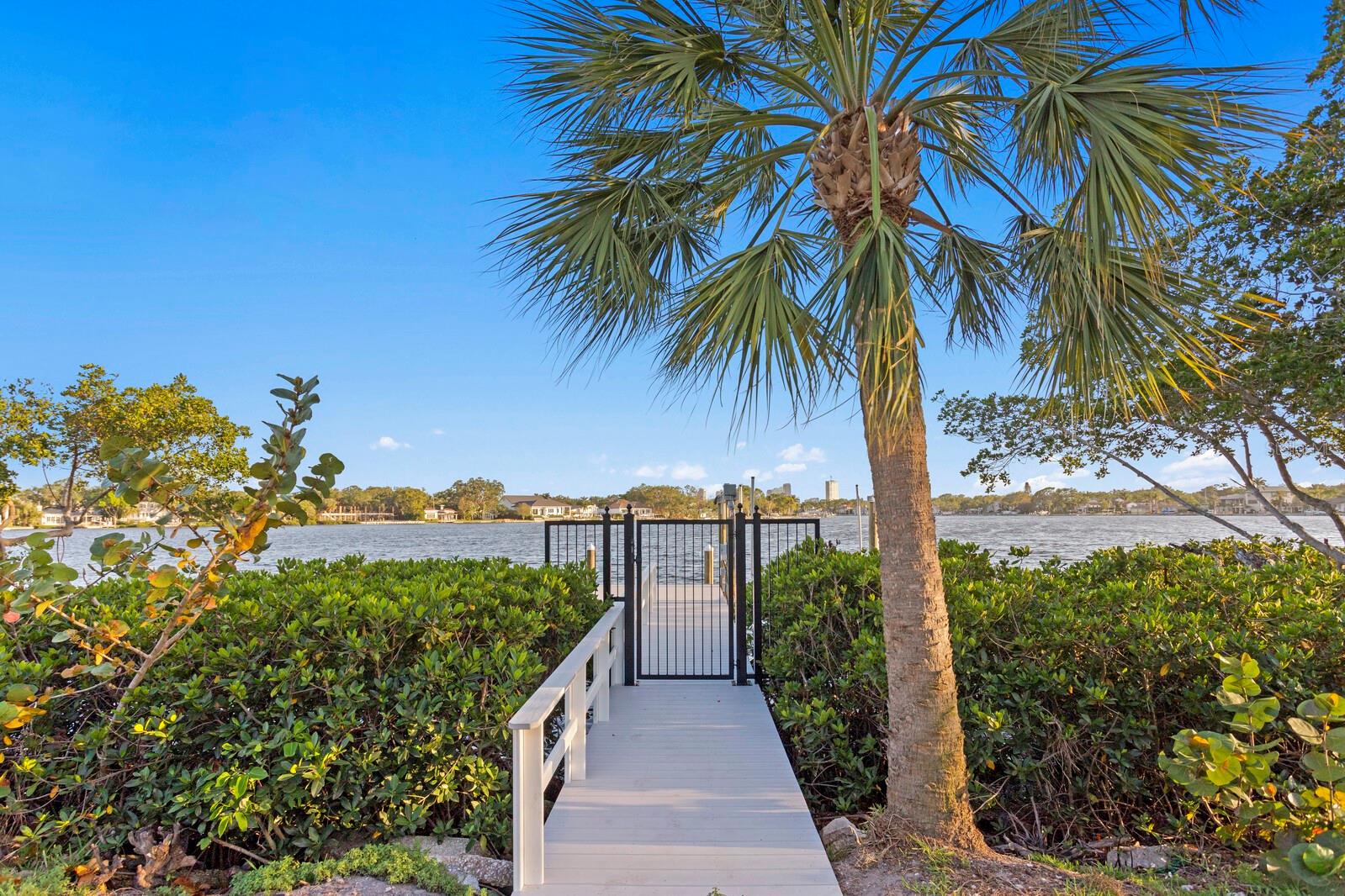 337 COFFEE POT DR NE, ST PETERSBURG, FL, 33704